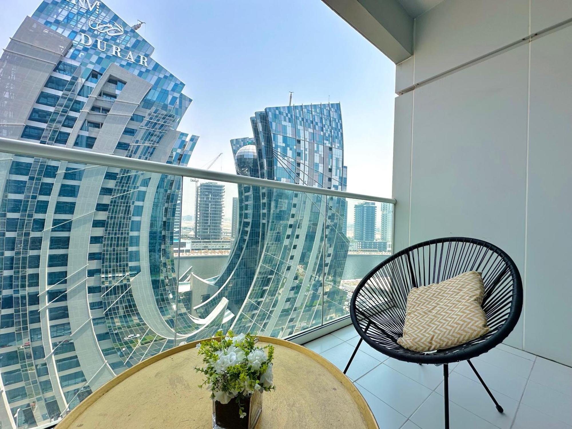 Chic 1-bedroom Retreat With Stunning Canal View Near Burj Khalifa & Business Bay *