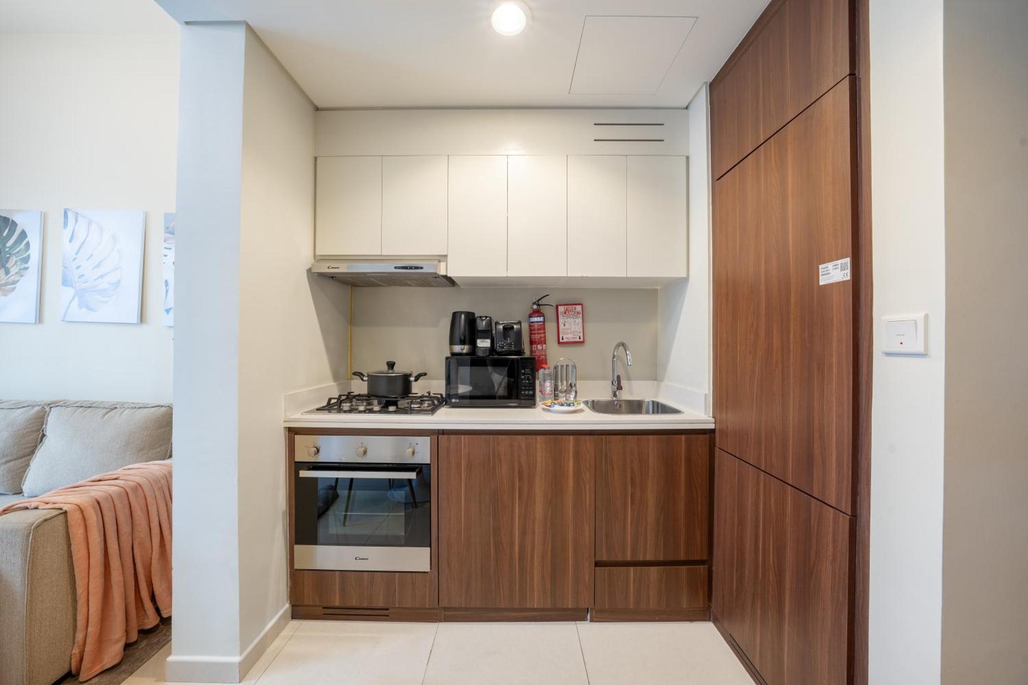 Chic 1-bedroom Retreat With Stunning Canal View Near Burj Khalifa & Business Bay Apartment
