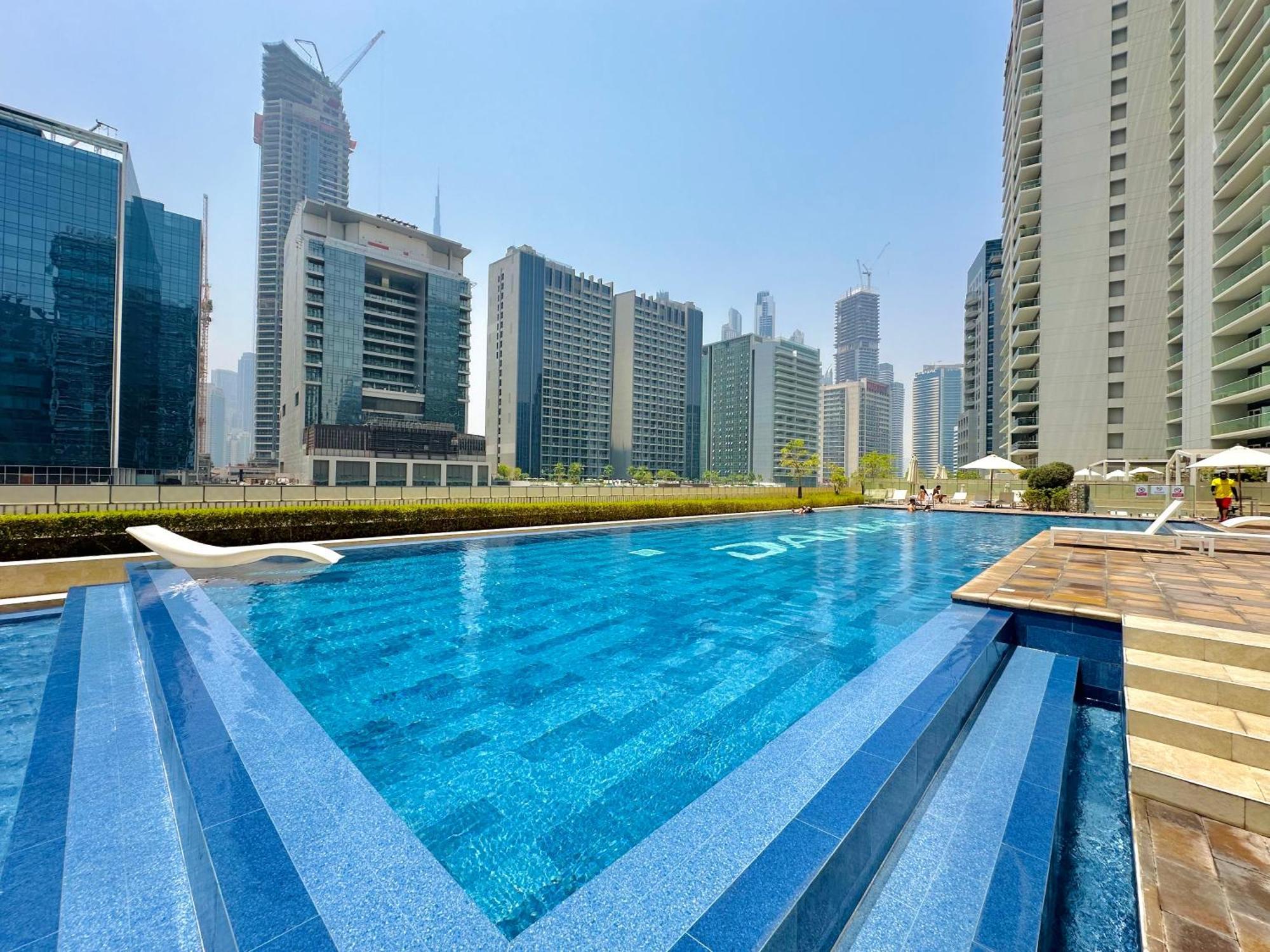 Apartment Chic 1-bedroom Retreat With Stunning Canal View Near Burj Khalifa & Business Bay