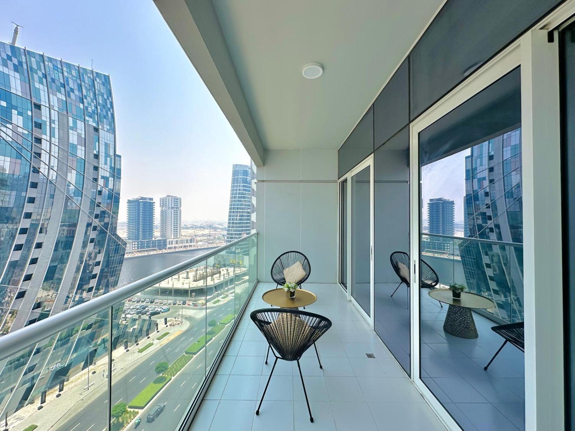 Apartment Chic 1-bedroom Retreat With Stunning Canal View Near Burj Khalifa & Business Bay *