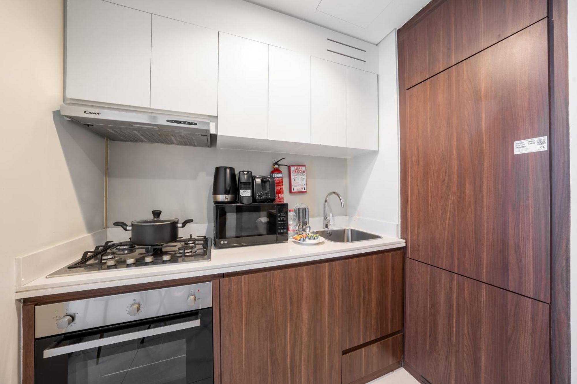 Chic 1-bedroom Retreat With Stunning Canal View Near Burj Khalifa & Business Bay Apartment *