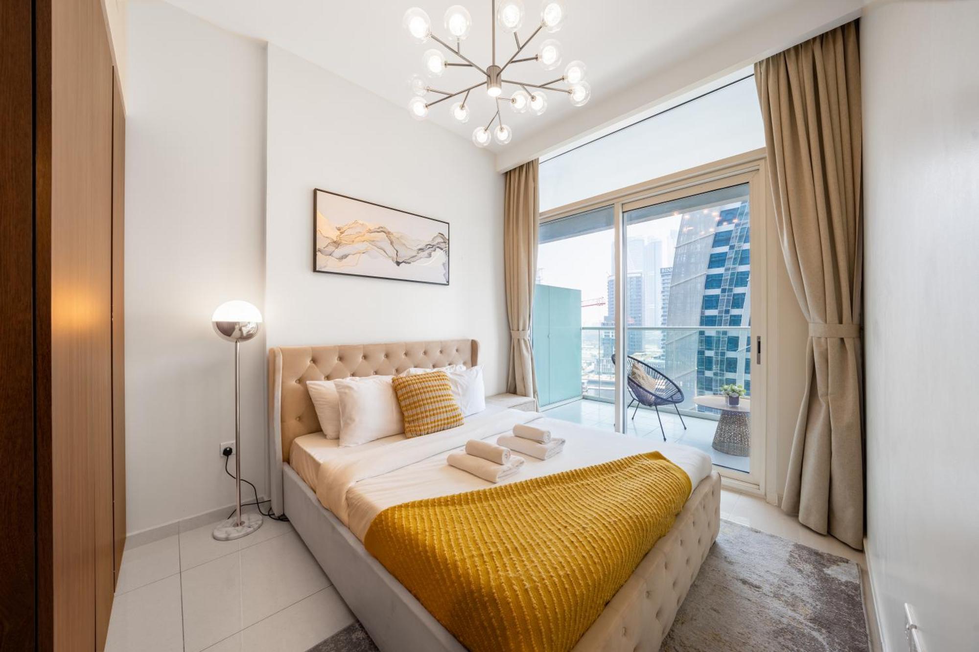 Apartment Chic 1-bedroom Retreat With Stunning Canal View Near Burj Khalifa & Business Bay *
